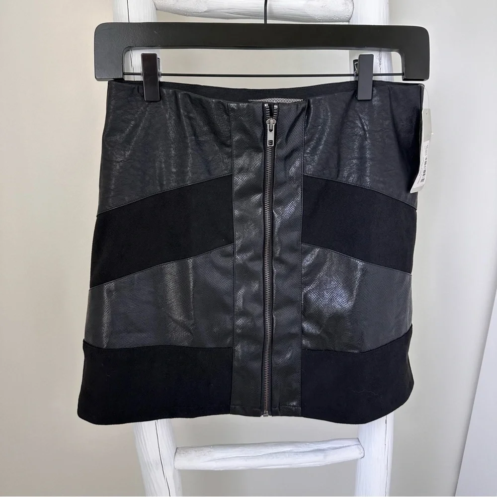 Lizard Thicket Black Faux Leather Front Zipper Mini Skirt SZ Medium